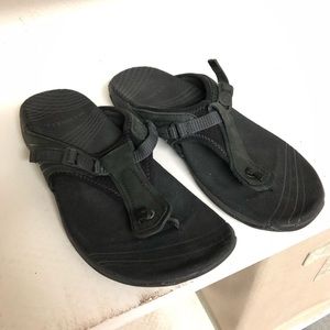 Merrell black athletic flip flop sandals